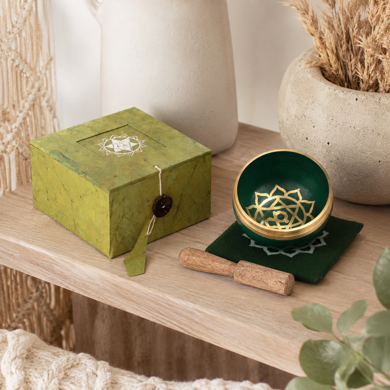 Heart Chakra Singing Bowl for Meditation - Authentic Indian Brass Sound Therapy Bowl (8x8x5 cm)