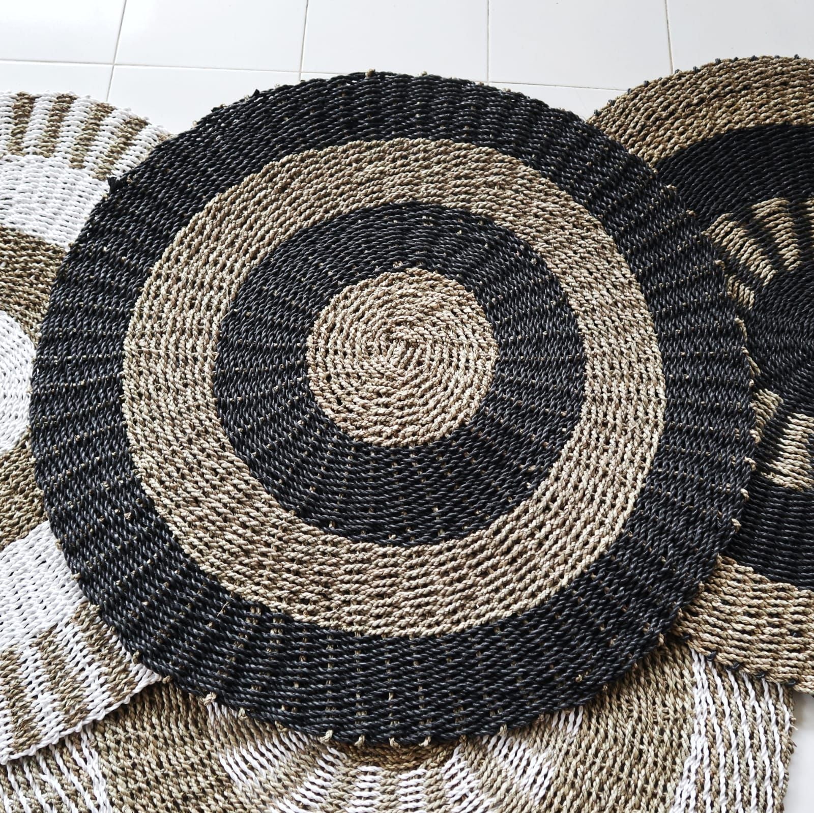 Round Seagrass Rug 100cm – Black & Tan Circles Design – Handmade Natural Jute Area Rug