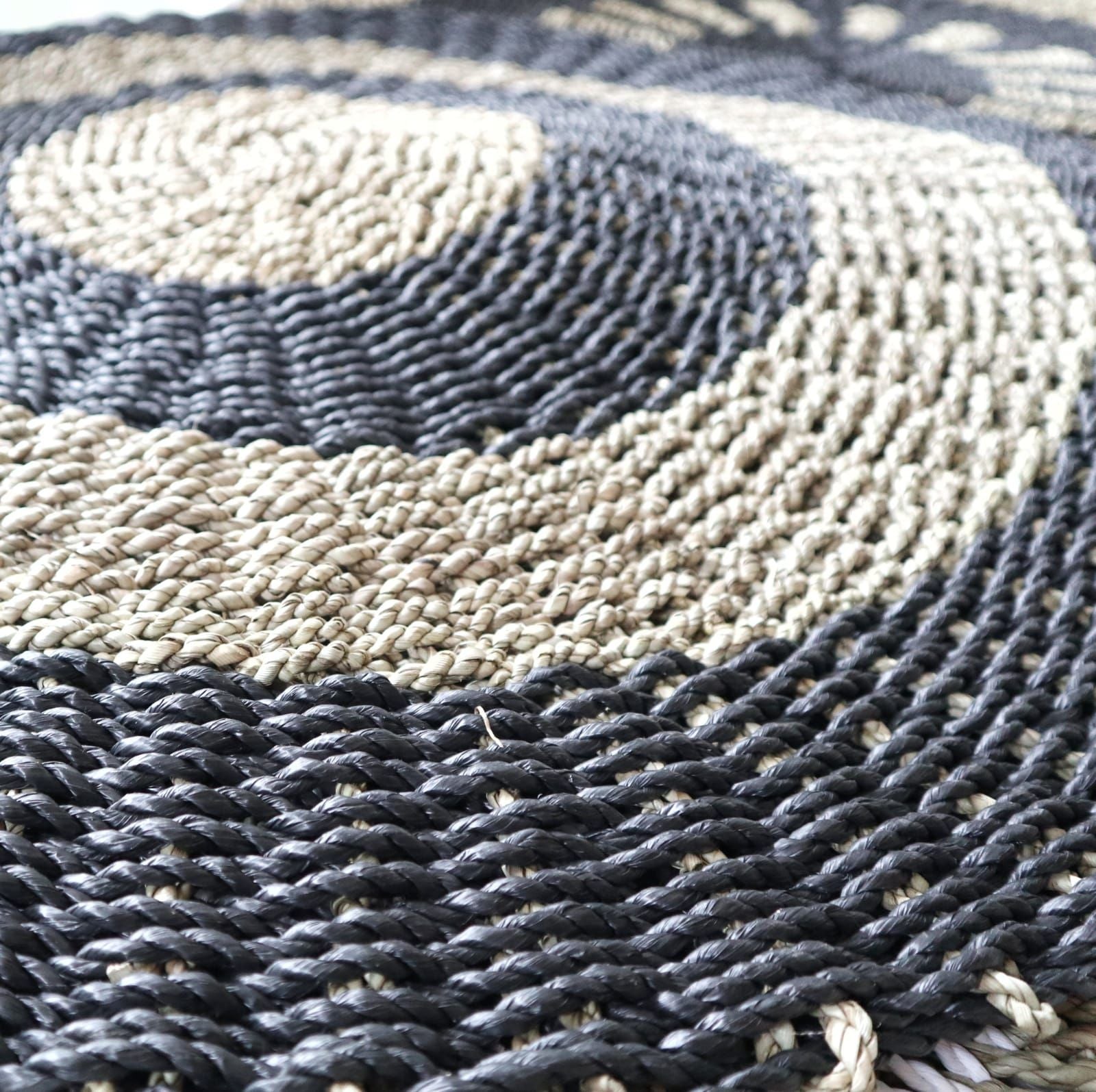 Round Seagrass Rug 100cm – Black & Tan Circles Design – Handmade Natural Jute Area Rug