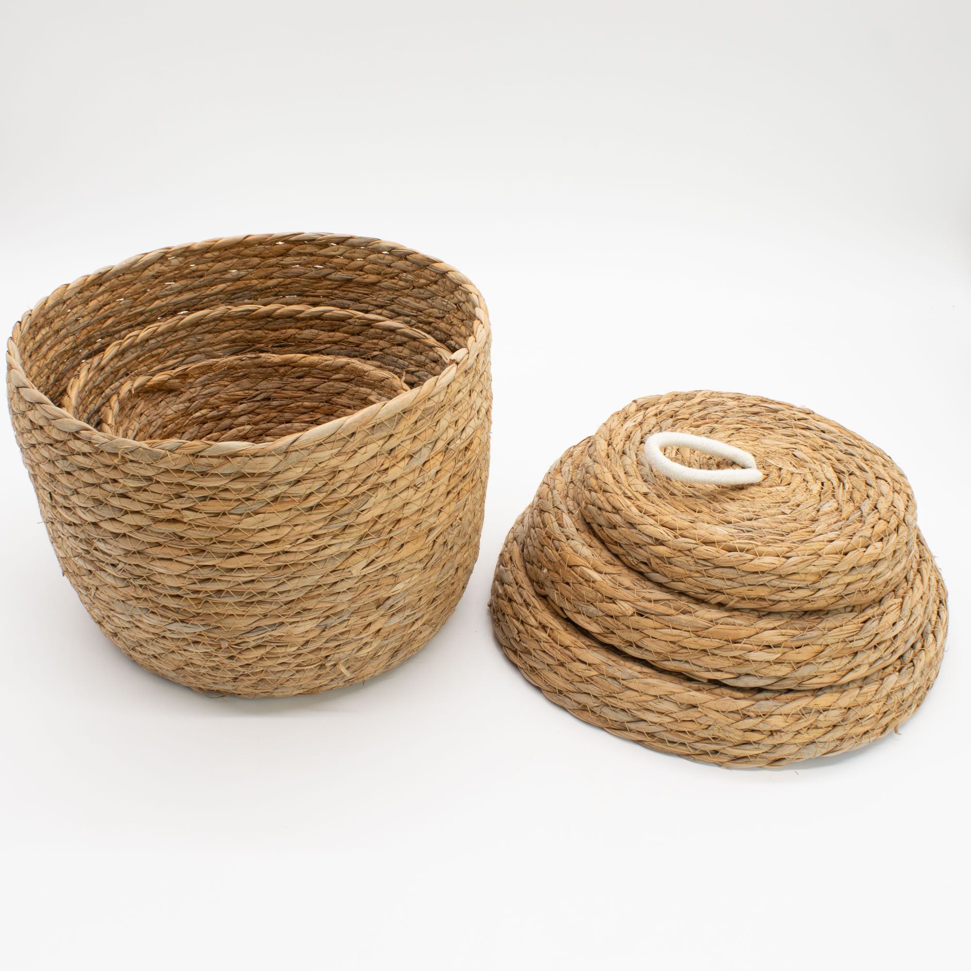 Set of 3 Round Seagrass & Cotton Baskets with Lids – Natural Woven Storage Baskets (21-29cm)