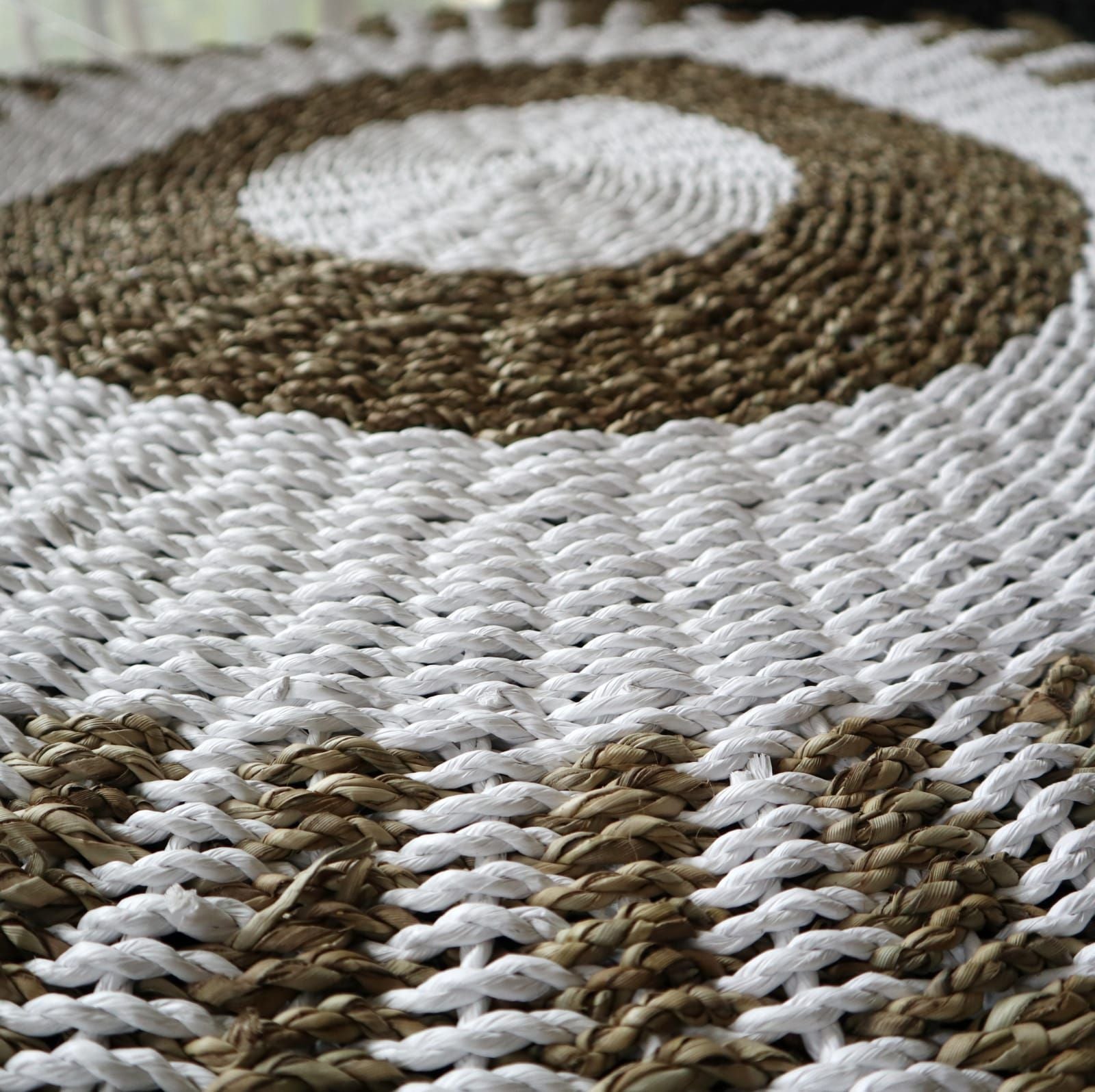 Round Seagrass Rug 100cm – White & Tan Sun Design – Handmade Natural Jute Area Rug