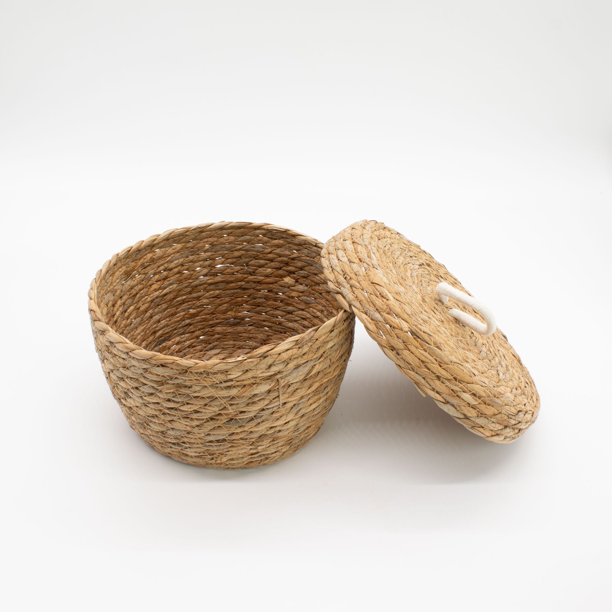 Set of 3 Round Seagrass & Cotton Baskets with Lids – Natural Woven Storage Baskets (21-29cm)