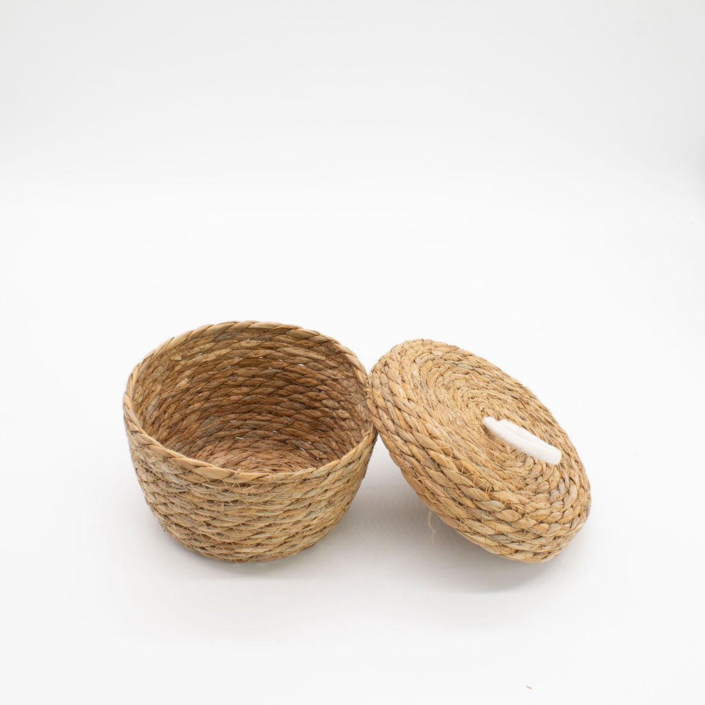 Set of 3 Round Seagrass & Cotton Baskets with Lids – Natural Woven Storage Baskets (21-29cm)