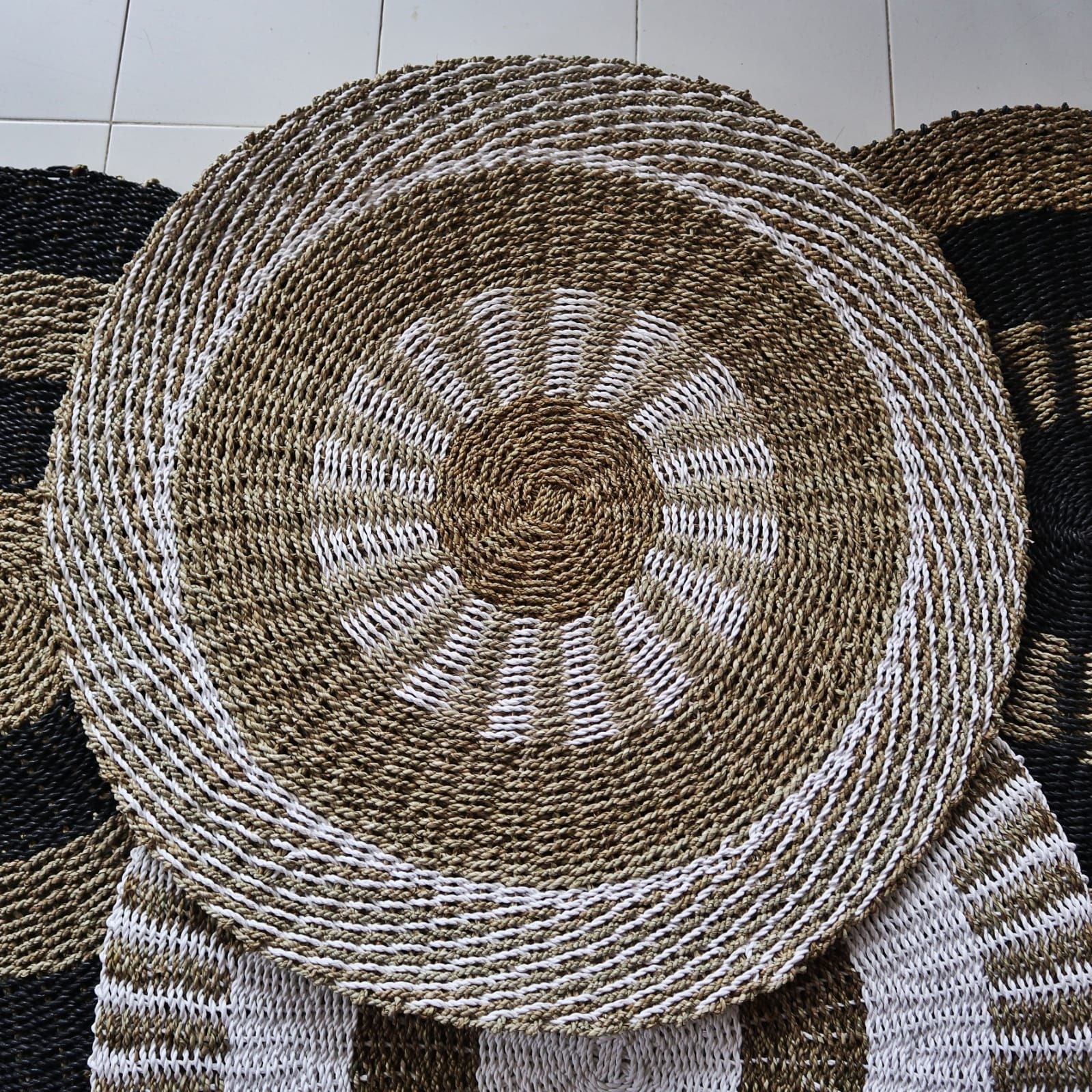 Round Seagrass Rug 100cm – White & Tan Inner Sun Design – Handmade Natural Jute Area Rug